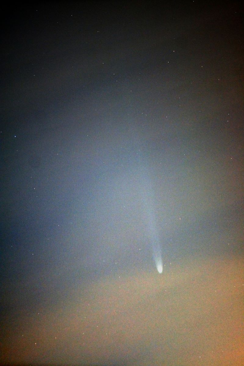  2013 年 11 月 23 日於臺中市區清晨拍攝的 C/2012 S1 ISON 彗星，這時的亮度大約是 3 等左右，所以亮度跟彗尾可以做為這一次紫金山彗星的參考。這一張是用 135mm/F2.8 的長鏡頭拍攝的，因為彗星接近太陽且平地的低空水氣重，所以只能透過雲的縫隙看到隱約的彗尾。（圖／林志隆）