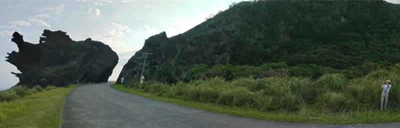 下午繞到核廢料那邊的龍頭岩、鋼盔岩（螞蟻岩），最後到雙獅岩找堇青石。（圖／董國安）