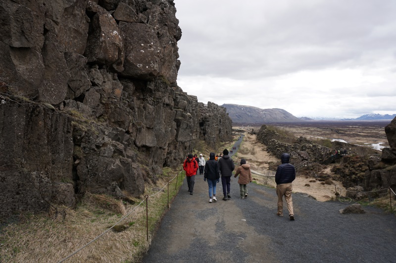 A walking on the plate boundary，位於板塊交接的辛格維利爾國家公園（Þingvellir National Park）目前還在持續張裂中。（圖／何恭睿）