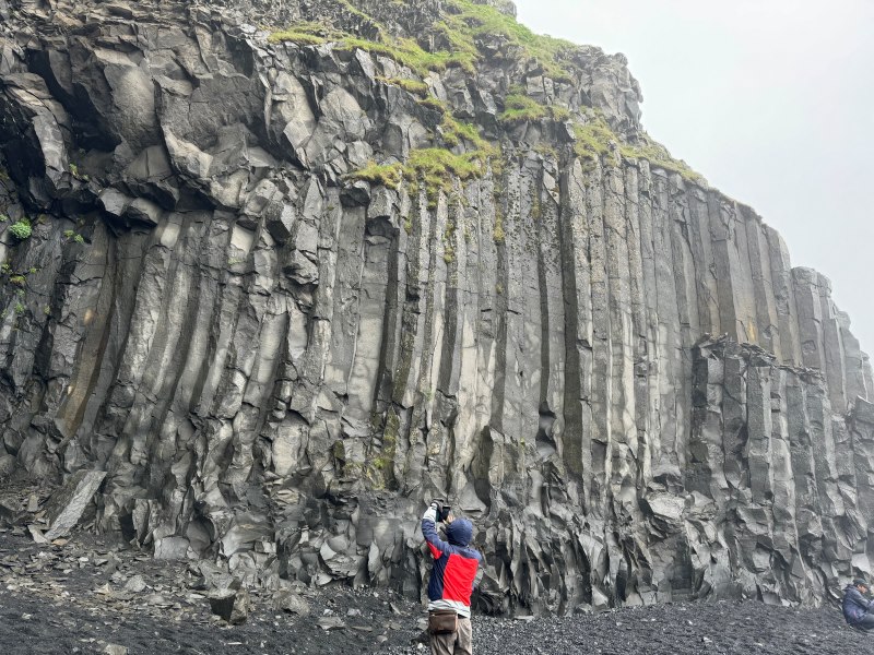 冰島黑沙灘（Reynisfjara Beach）玄武岩柱狀節理，皆由基性岩漿噴發冷卻或風化形成。（圖／何恭睿）