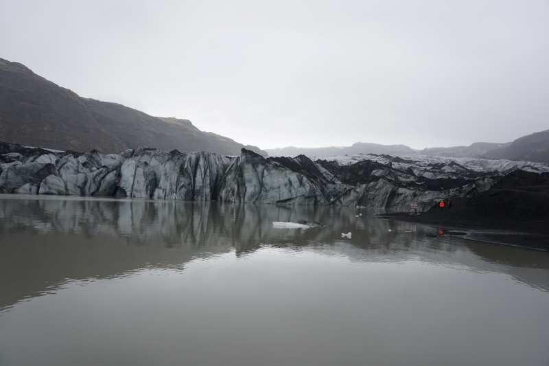 距離冰島首都雷克雅維克最近的索爾黑馬冰川（Sólheimajökull）。照片中可見冰藍色逐漸縮減的冰川與融冰，後方可見頂部平坦的方山。（圖／何恭睿）