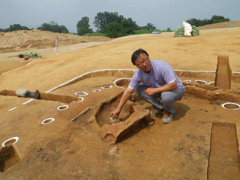 中央文化財研究院考古經理說明挖掘現場