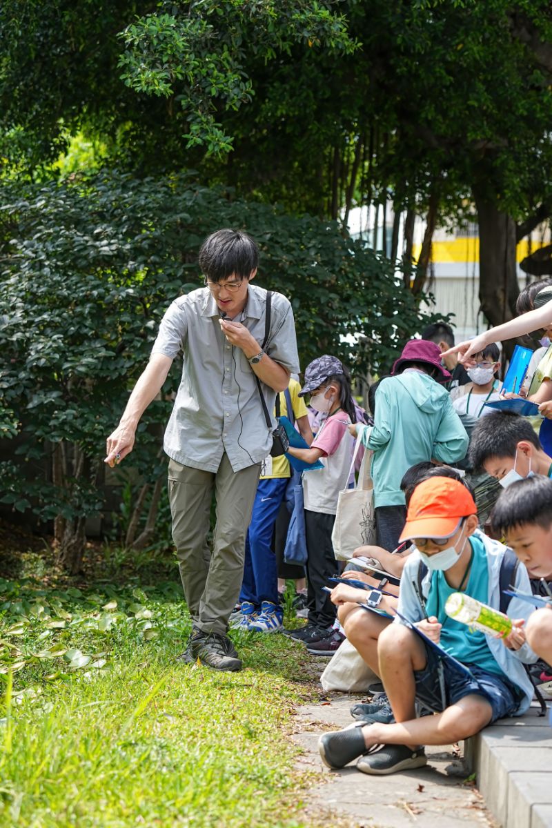 黃瀚嶢老師帶基礎 A 班學員走訪科博館池畔，實際觀察及認識動、植物。（圖／曲佩芬）