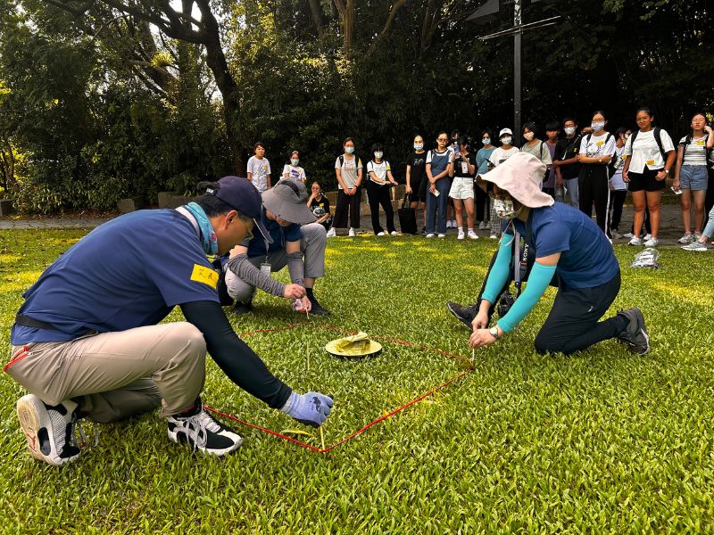 科博館同仁示範草生地的取樣與調查。（圖／周溫雅）