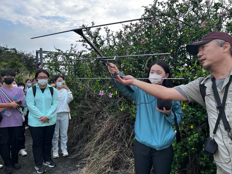 學員在講師引導下練習用天線及無線電發報器追蹤石虎。（圖／周溫雅）
