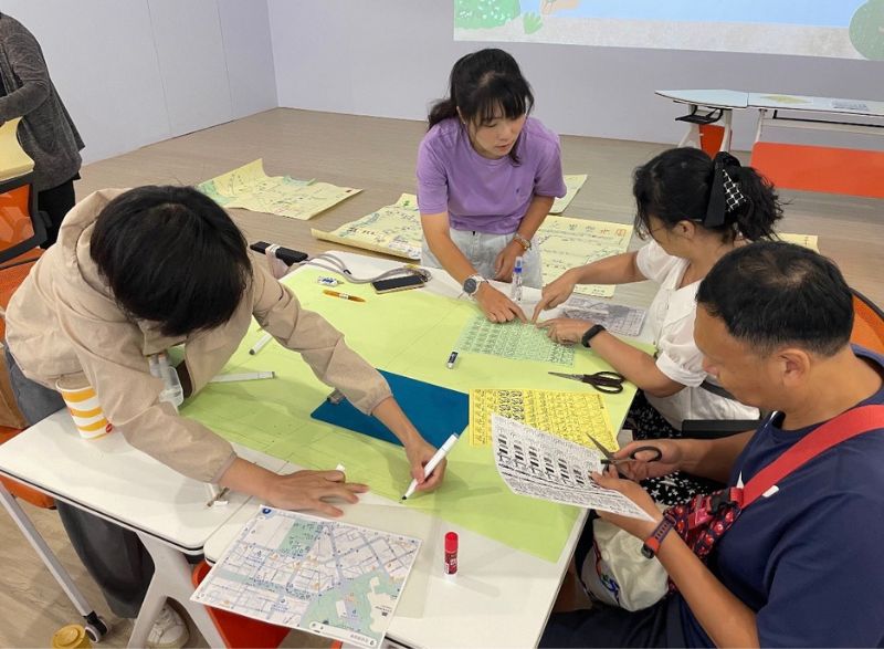 教師及公民科學家認真地討論和繪製環境地圖。（圖／許珮慈）