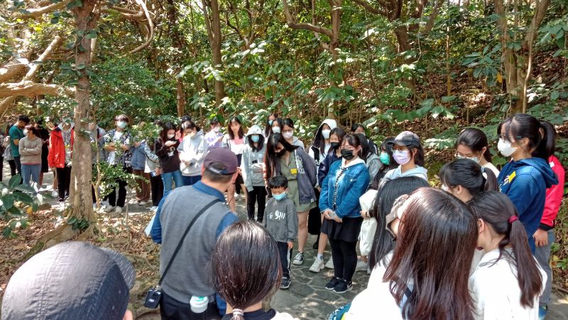 高中生們認真聆聽食蟹獴在植物園現身時的蹤跡。（圖／黃立君）