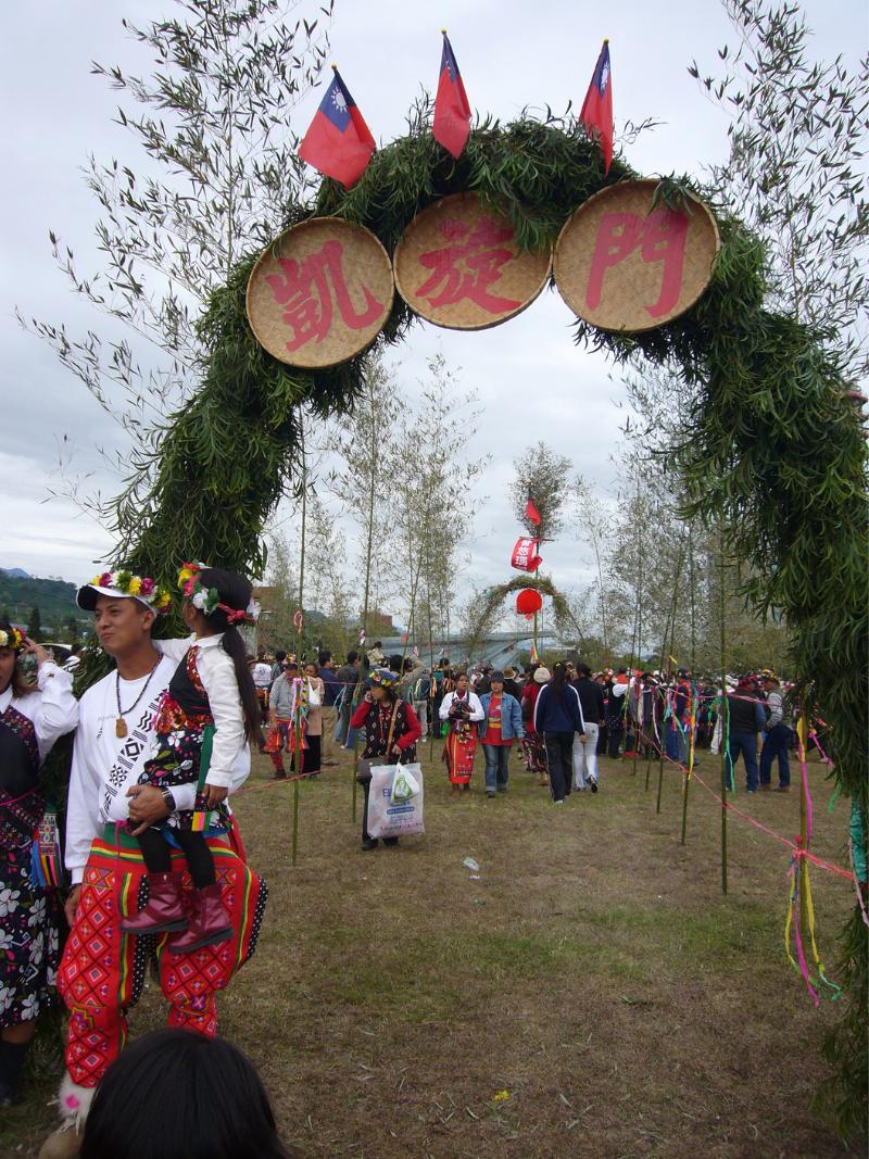 卑南族凱旋門於年祭祭場歡迎青年階級凱旋。