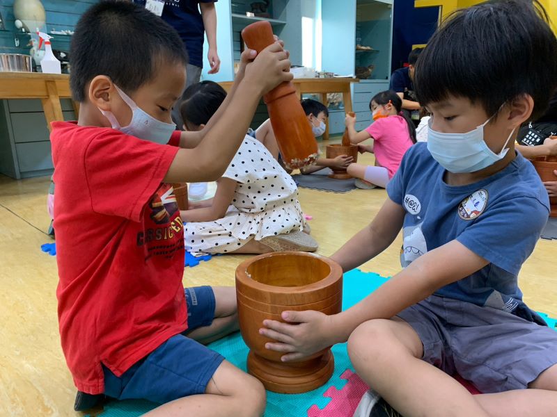 賣力的捶打小米， 希望能帶給媽媽美味的麻糬。（圖／石雪蓉）