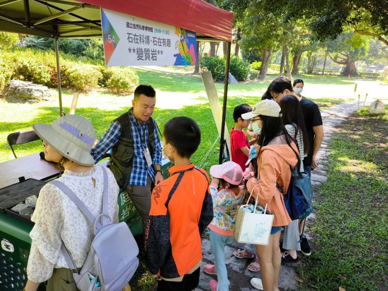 第 4 關認識沉積岩，參與觀眾回答關主問題的闖關過程。（圖／董國安）