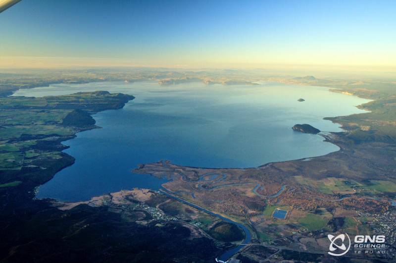 陶波湖（Lake Taupō），位於位於紐西蘭北島中部，是由約 26,500 年前的奧魯安伊火山噴發形成的火山口湖，也是紐西蘭最大的湖泊。（圖／取材自紐西蘭地質與核子科學研究所，GNS Science）