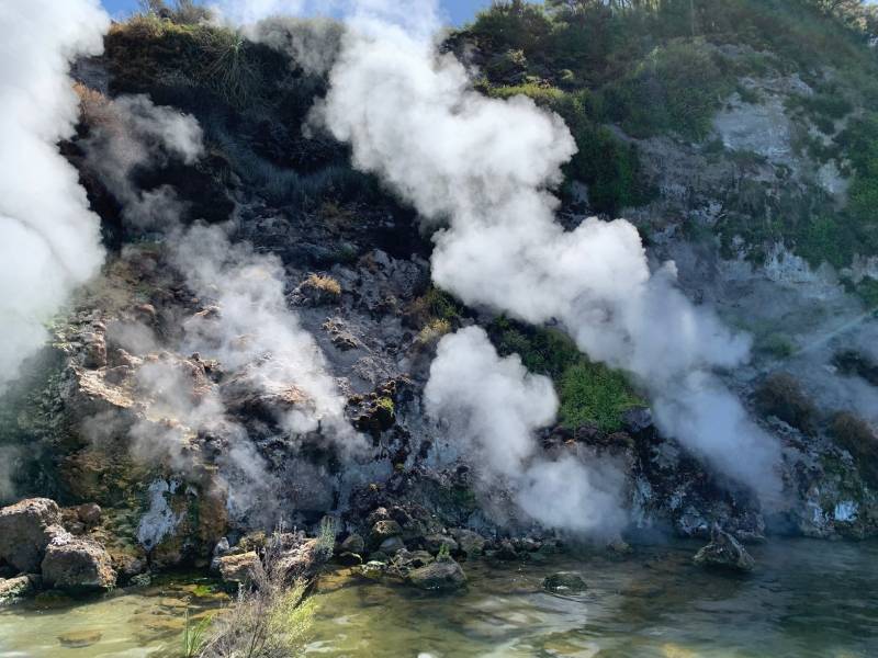 瓦爾曼古地熱園區，隨處可見地熱溫泉、泥漿池與冒煙的地表，熱氣從地裂縫中升騰，形成彷如仙境般的景色。（圖／何恭睿）