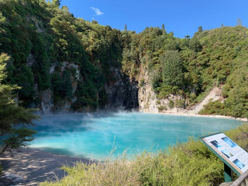 瓦爾曼古地熱園區擁有多樣的地熱奇觀，翡翠綠的火山湖與繽紛的礦物沉澱尤為著名，生動展現地熱活動與化學作用的奇妙融合。（圖／何恭睿）