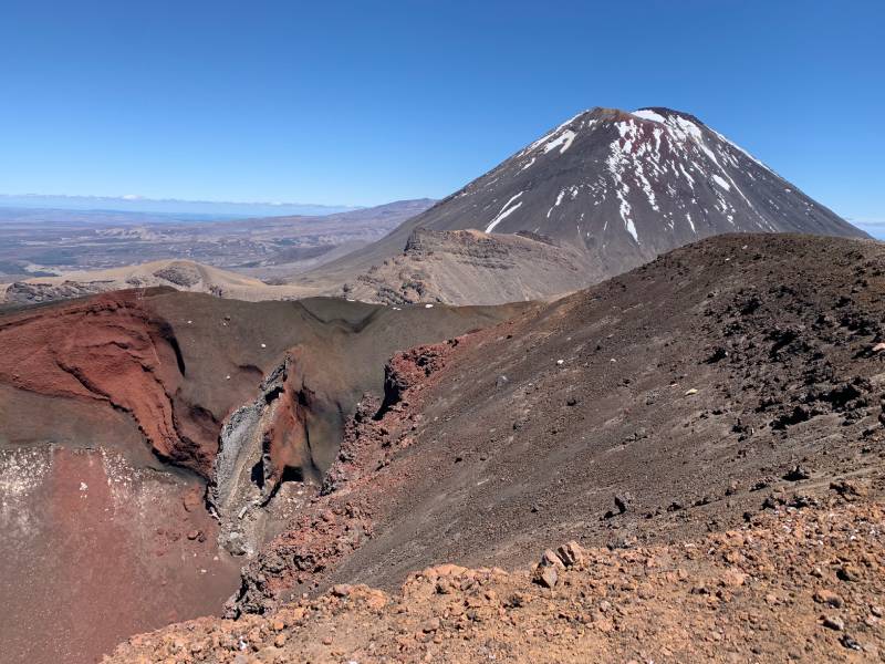 通加里羅國家公園紅火山口（Red Crater），紅火山口位於通加里羅穿越步道的中心地帶，周圍分布著熔岩流、火山碎屑和地熱活動遺跡，以其鮮明的紅色和崎嶇的火山地貌聞名。（圖／何恭睿）