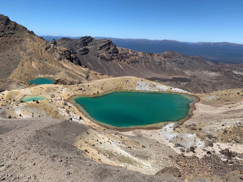 通加里羅國家公園藍湖（Blue Lake），湖水呈現深邃的藍色，受到周圍火山岩和礦物質的影響，帶來迷人的視覺效果。藍湖被毛利人視為聖地，象徵神聖與和平，是通加里羅穿越步道上不可錯過的地標。（圖／何恭睿）