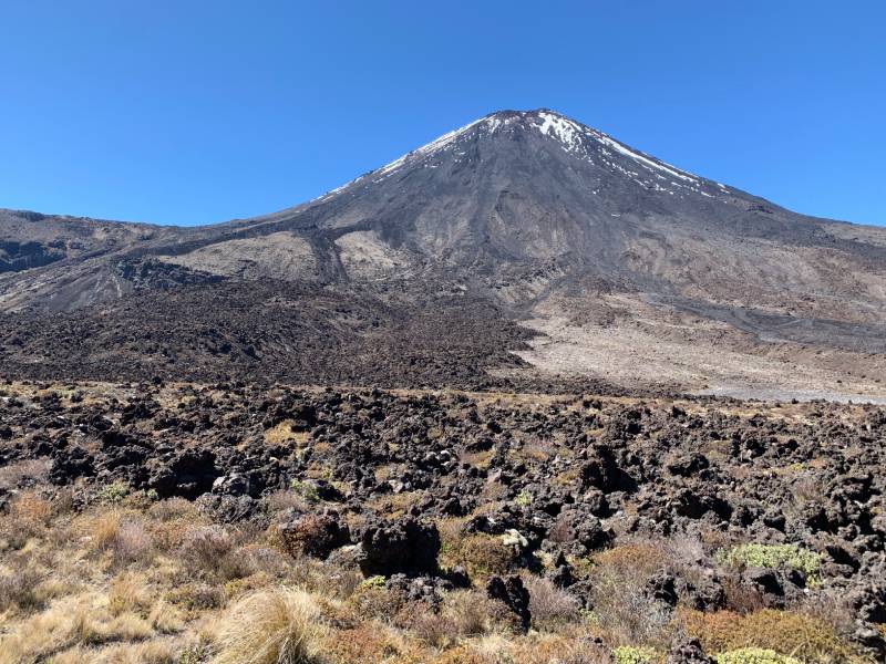 納烏霍伊火山（Mount Ngauruhoe） 納烏霍伊火山是通加里羅國家公園內最具代表性的一座活火山，以其典型的圓錐形狀而聞名，不同顏色的火山碎屑流表示不同時期的噴發事件，並在電影《魔戒》中被用作「末日火山」的原型。（圖／何恭睿）