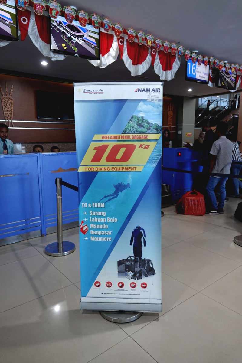 印尼國內航空公司針對潛旅顧客的托運行李限重優惠告示牌。