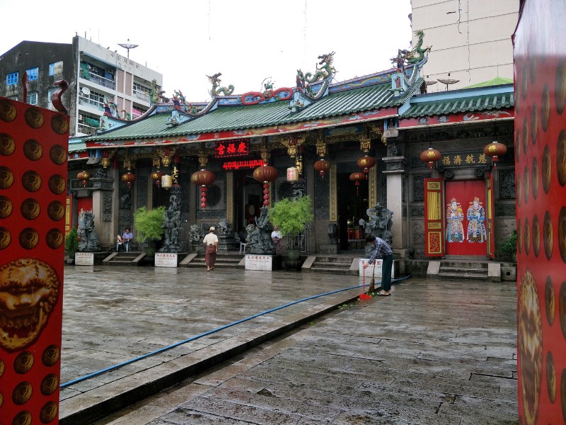 仰光有許多舊華僑聚集,處處可見傳統的廟堂。