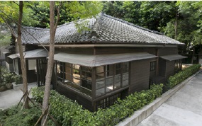是展品？還是空間盒子？從古蹟活化再生到博物館建築與展示轉化歷程個案研究