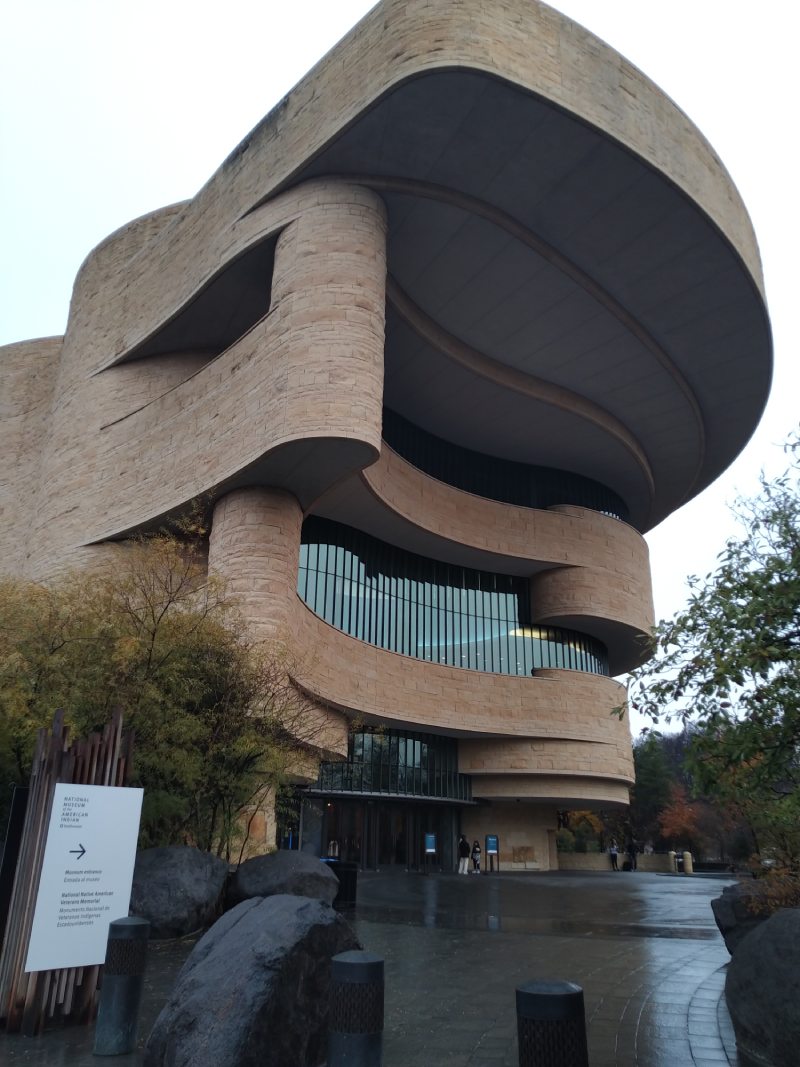 華盛頓特區展館建築由原住民設計,呈現山河自然意向。(圖/陳叔倬)
