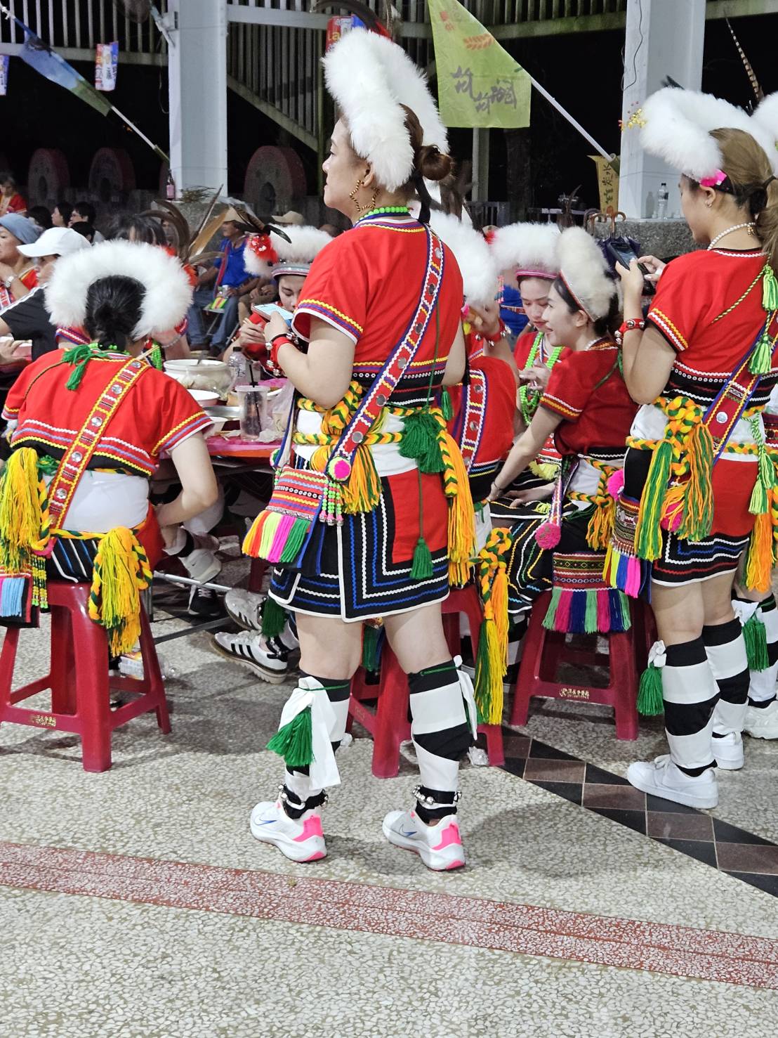 2024年光復鄉大全村拉索埃部落豐年祭的晚宴著傳統服飾（圖／廖紫均）