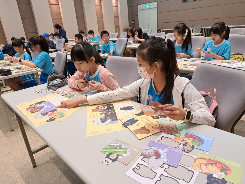 「科學熊」雙語教案讓同學帶回家的教材，包含學習單、熊書籤、熊便當明信片。（圖／鄒佩琪）