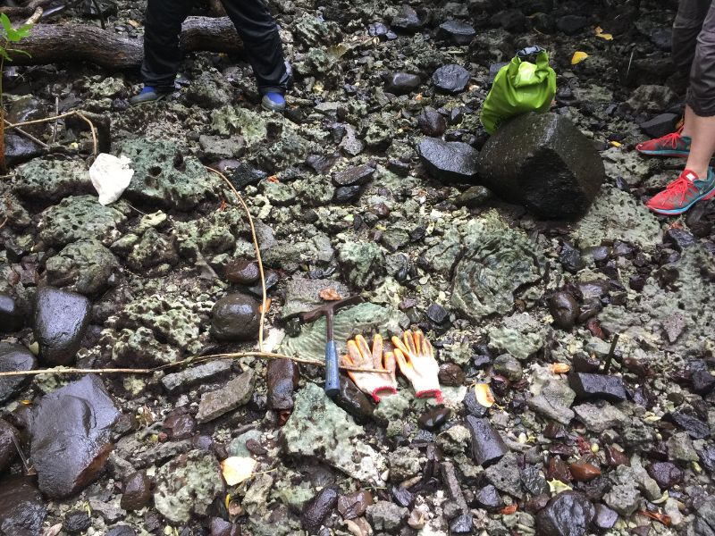 人工島內部地面由較小的玄武岩塊和珊瑚鋪面