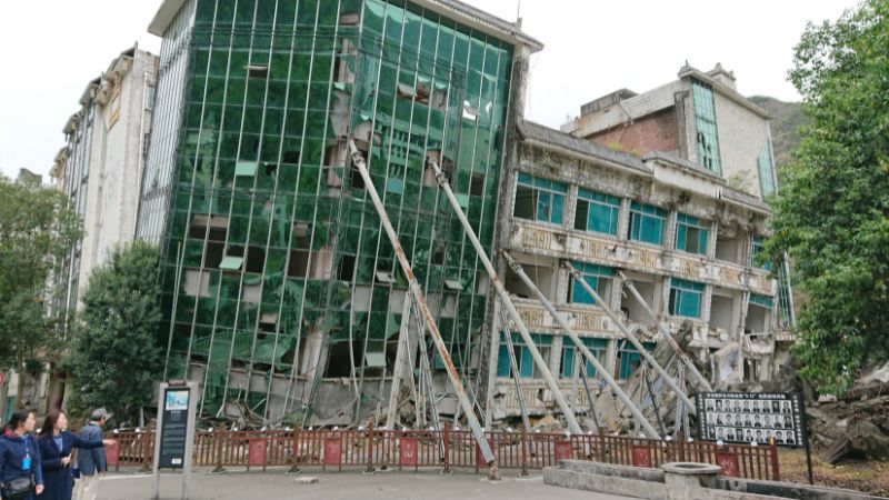 利用鋼柱被動支撐，防止震毀建物倒塌。