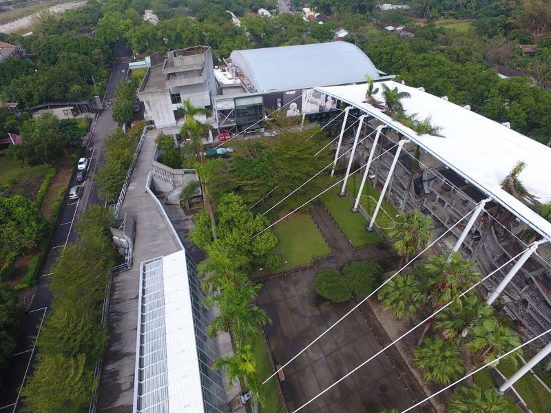 921 地震教育園區利用鋼柱與鋼索構成的巨大頂蓬,作為北棟毀壞教堂的遮蔽,避免風雨直接侵襲。