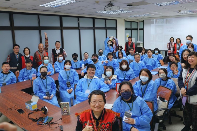 參與公民參訪蒐藏庫前，全員換裝防護衣袍，並戴上口罩，以維護藏品安全。（圖／黃元琪）