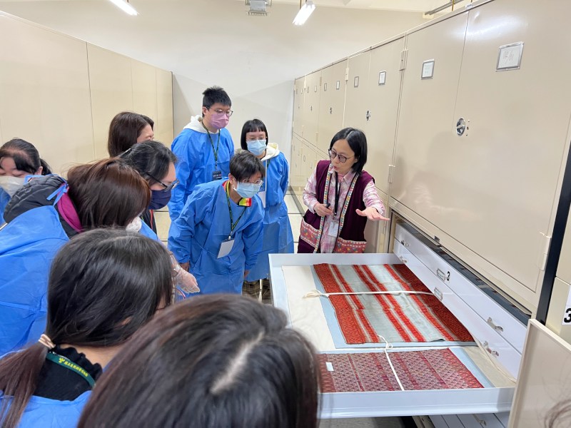 廖紫均博士開箱民族學庫房，介紹臺灣原住民的服飾與器物。（圖／楊翎）