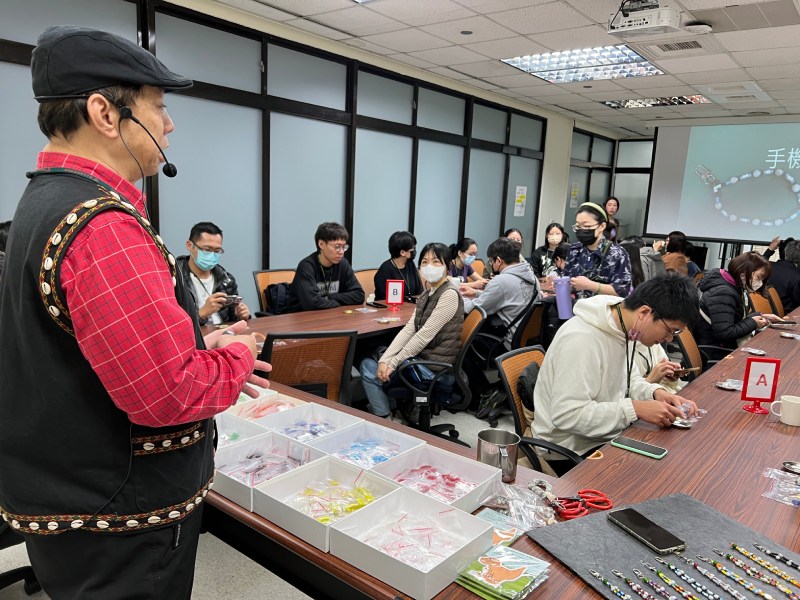 林德牧老師指導南島風手機鍊環動手做活動，運用南島傳統素材創作實用小物。（圖／楊翎）