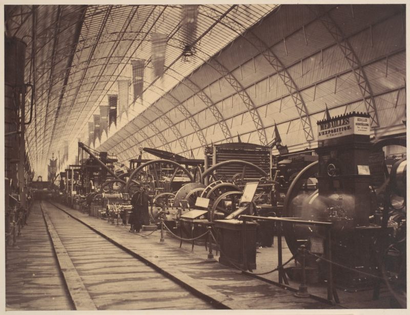1855 年巴黎世博展示鐵、玻璃建築與蒸汽機械，融合藝術與科技，呈現對工業進步與現代性的禮讚。（圖／取材自The Met公眾領域（Public Domain））