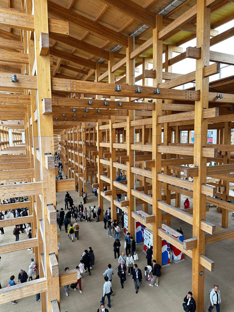 大屋根柱下空間化作世博主參觀動線，結合展現結構循環與人流體驗的一體設計。（圖／ 謝玉鈴）