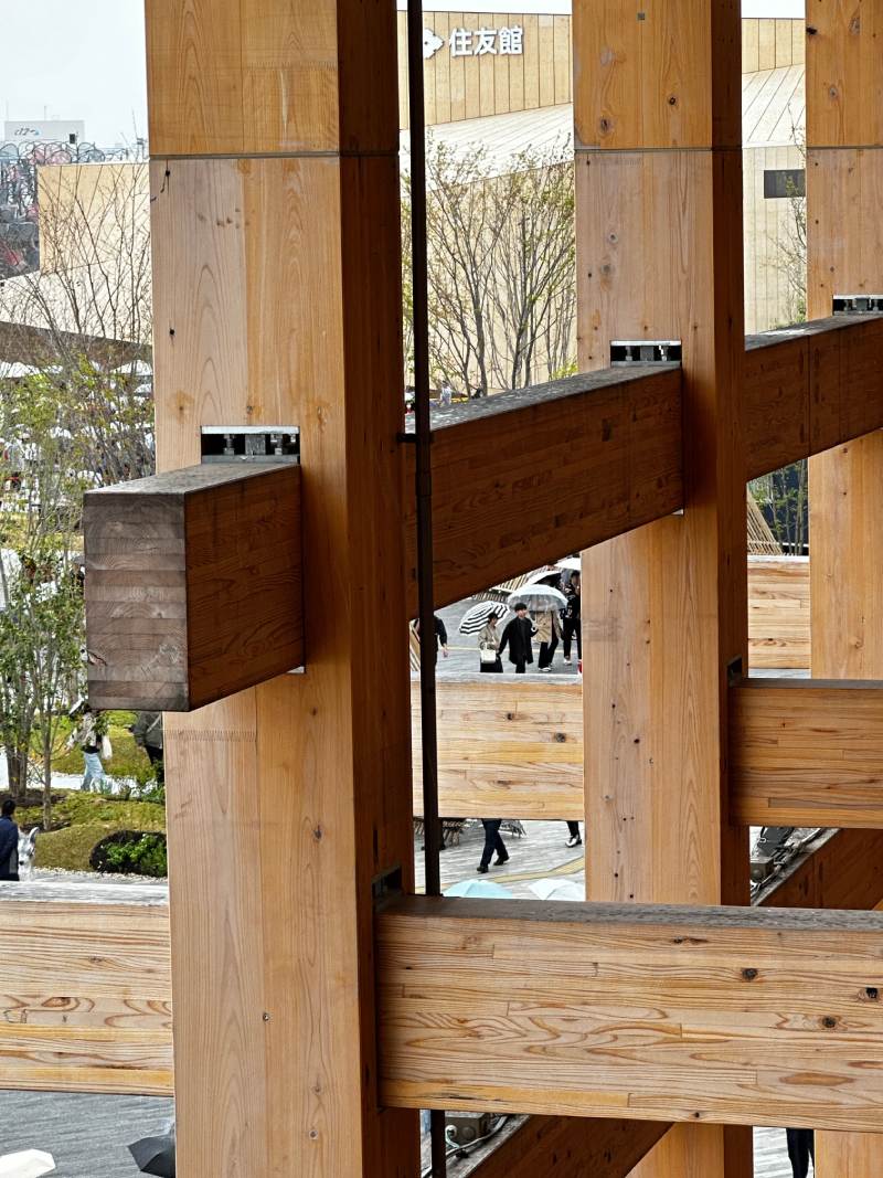 大屋根融合日本寺廟與神社的傳統「貫」接合法與現代 CLT技術，透過水平木構件貫穿柱體，並以榫卯與金屬連結件加固，構築出一張縱橫交織的「木之網」。（圖／ 謝玉鈴）
