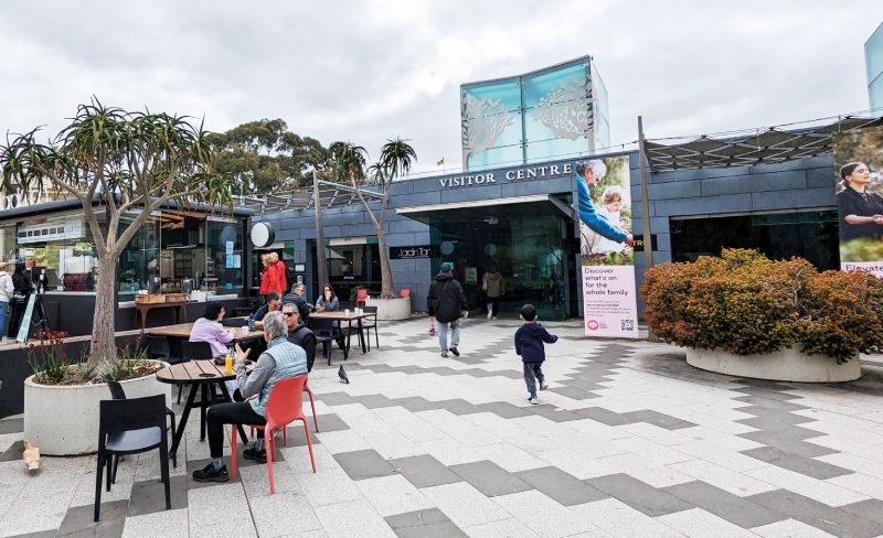 入口廣場設有休憩區與商店，兼具美觀與機能。（圖／陳志雄）