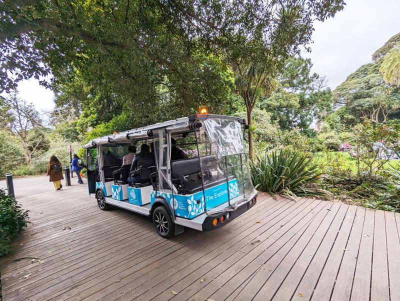 園內遊園車與導覽人員，融合科技與教育。（圖／陳志雄）