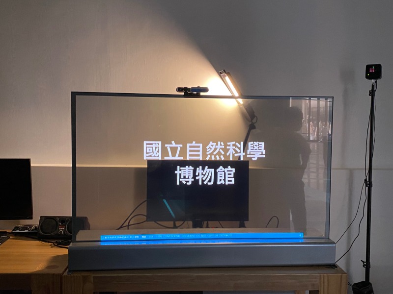 OLED 透明顯示螢幕呈現效果(圖/黃鈞彥)
