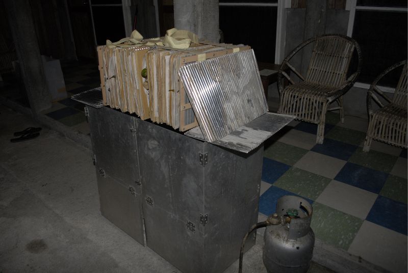 可攜帶型的金屬烘箱架，其內放瓦斯爐頭可以烘乾標本。