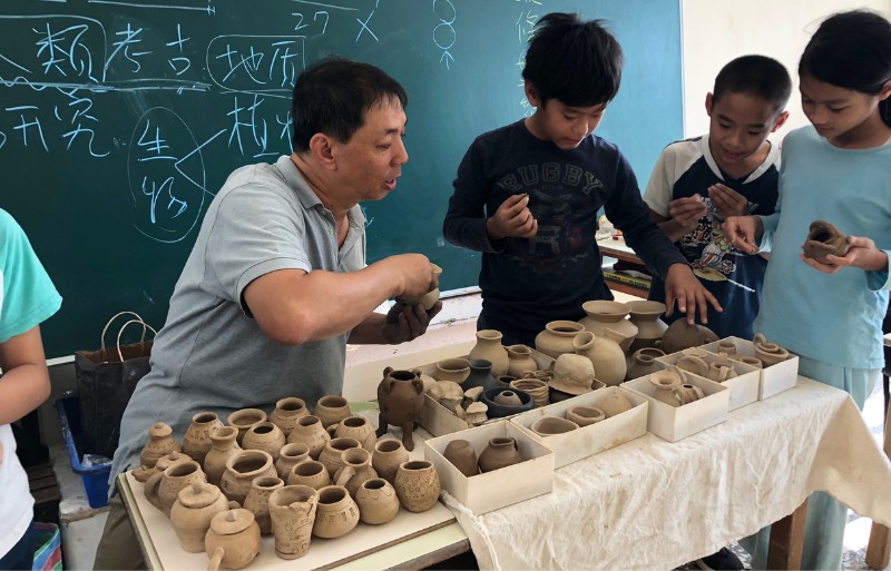 林德牧先生首先介紹不同時期陶器的背景、礦物成分