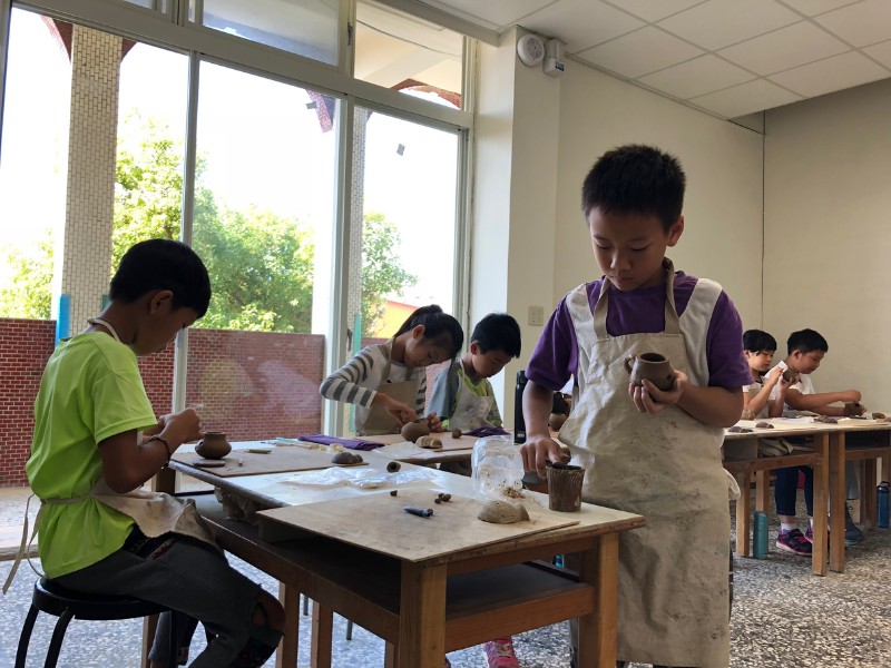 小朋友扮演陶匠實際操作製陶