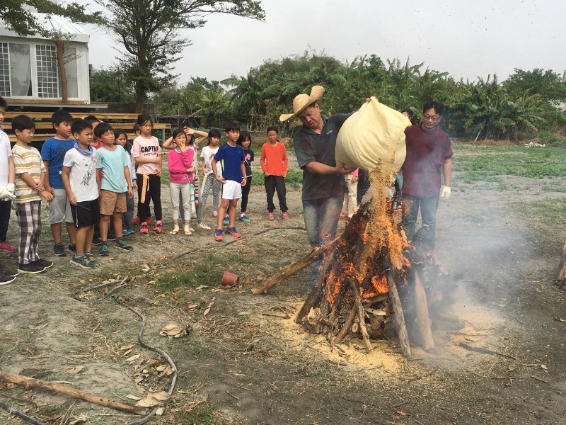 以稻殼覆蓋悶燒陶土