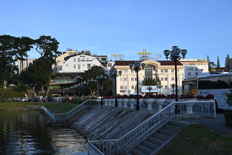 大叻市市中心的春香湖（Xuan Huong Lake），是法國殖民時期留下的人工湖，湖岸環繞著松樹與草坪，景致宜人。（圖／陳哲志）