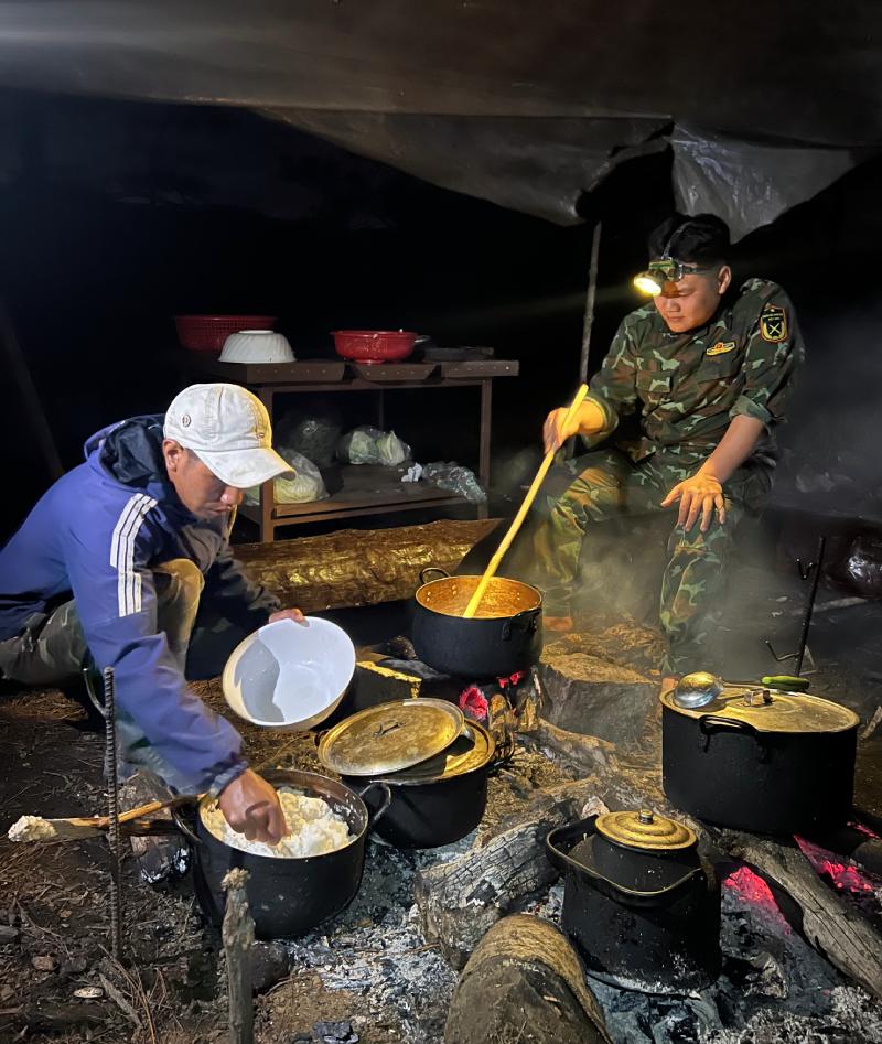 兩位嚮導接我們回營地後，緊接著燒材準備晚餐。（圖／陳哲志）