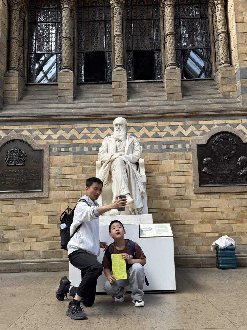 演化學巨擘達爾文先生的雕像座落在倫敦自然史博物館廳中最顯眼的位置，靜靜凝視著藍鯨希望標本及廣大觀眾。（圖／姚秋如）
