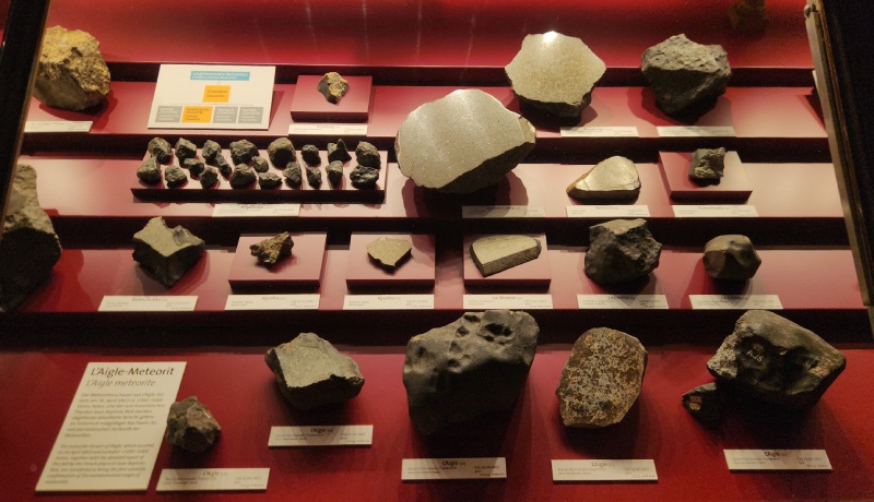 普通球粒隕石展櫃中可見歷史地位相當重要的 L”Aigle 隕石，其擺放的位置正好適合觀眾近距離觀察。（圖／陳君榮）
