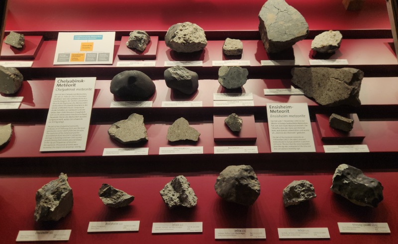 普通球粒隕石展櫃中特別介紹了 1492 年 11 月 7 日墜落於法國的 Ensisheim 隕石，以及 2013 年 2 月 15 日墜落於俄羅斯的 Chelyabinsk 隕石。（圖／陳君榮）