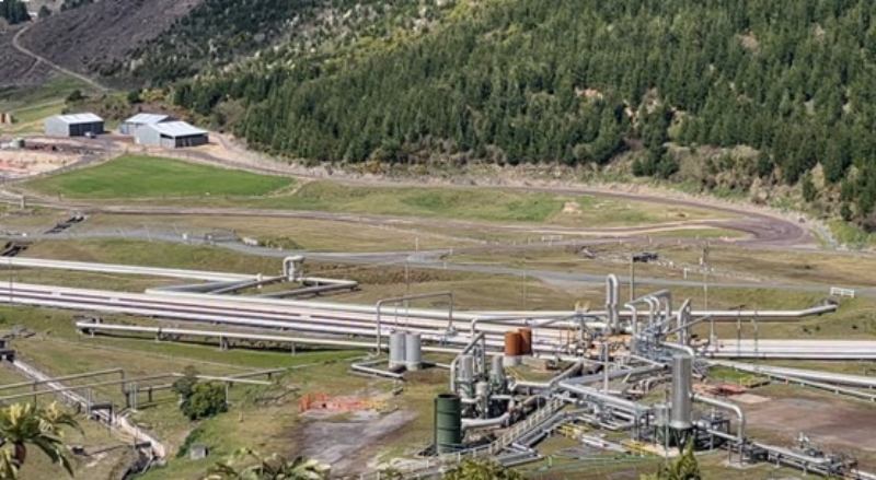 瓦伊拉基地熱電廠沿線可見銀灰色管路、分離塔與消音塔，部分裝置覆有深綠或淡褐防鏽塗層。金屬管線劃過山丘與平原，成為工業與科技在大地上留下的印記。（圖／許冠毅）