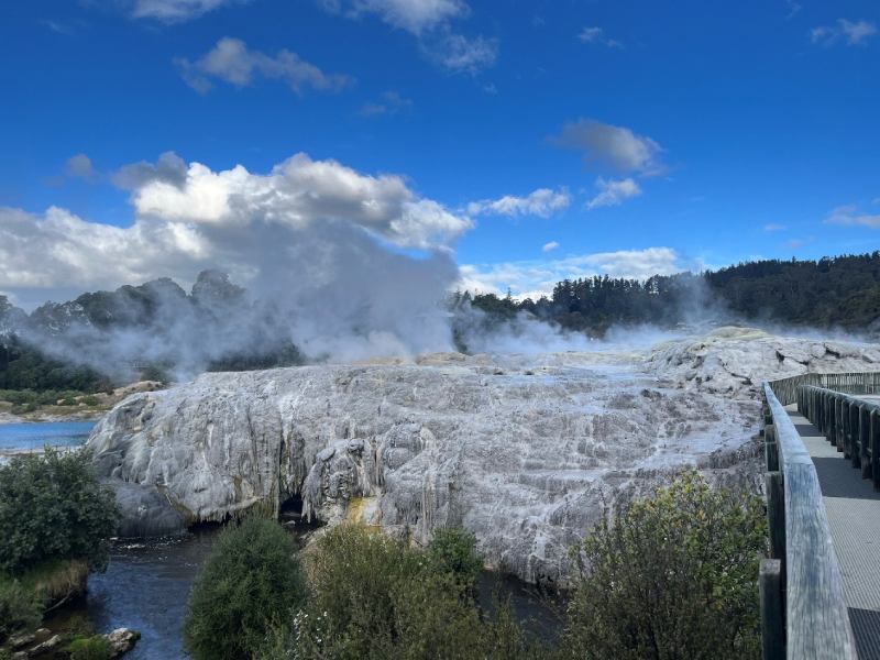 華卡雷瓦雷瓦（Whakarewarewa）地熱谷，散發出的地熱蒸汽繚繞。（圖／許冠毅）