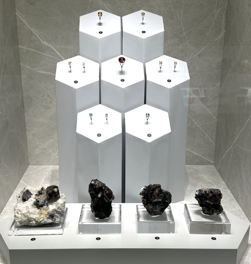 大地瑰寶展示中，光彩耀目的鋯石其實蘊藏著非凡的學術研究價值。（圖／林郁伶）